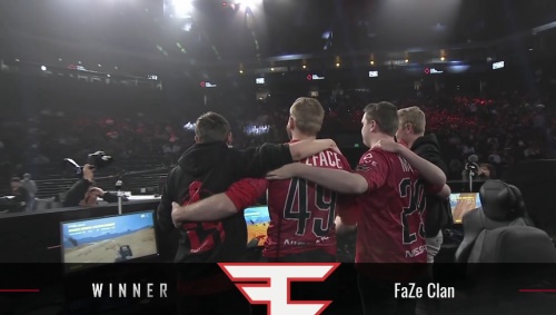 Rekkles分享做客LEC解说席照片：纯白发型，大黑臂注目